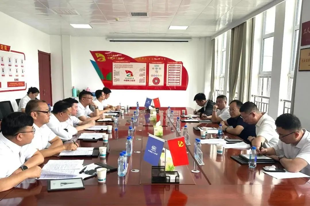 吳琦與內蒙古水發(fā)集團黨委委員、總會計師、董事侯躍峰在銀川舉行會談